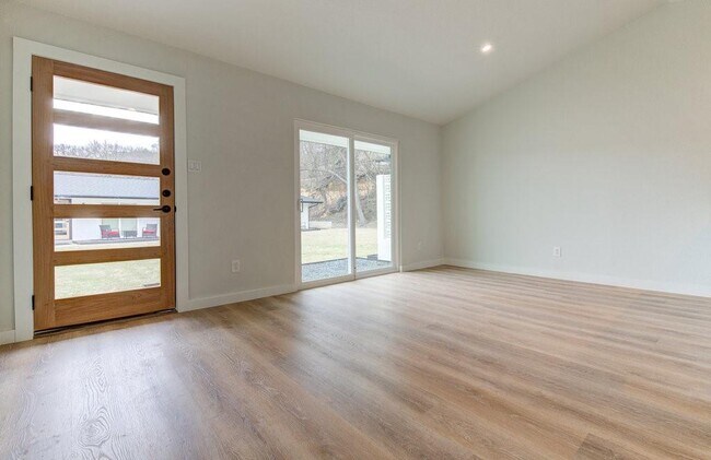 Building Photo - 1215 Hollow Creek Dr