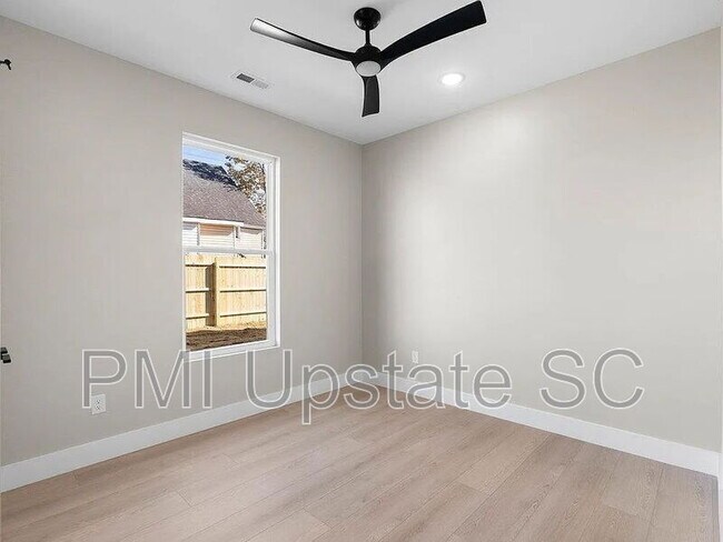 Building Photo - 367 College St