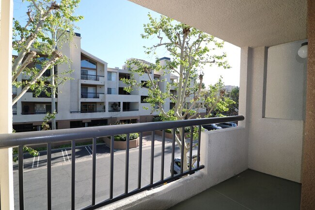 Building Photo - 1/Bed. Condo in Woodland Hills, Warner Center !!