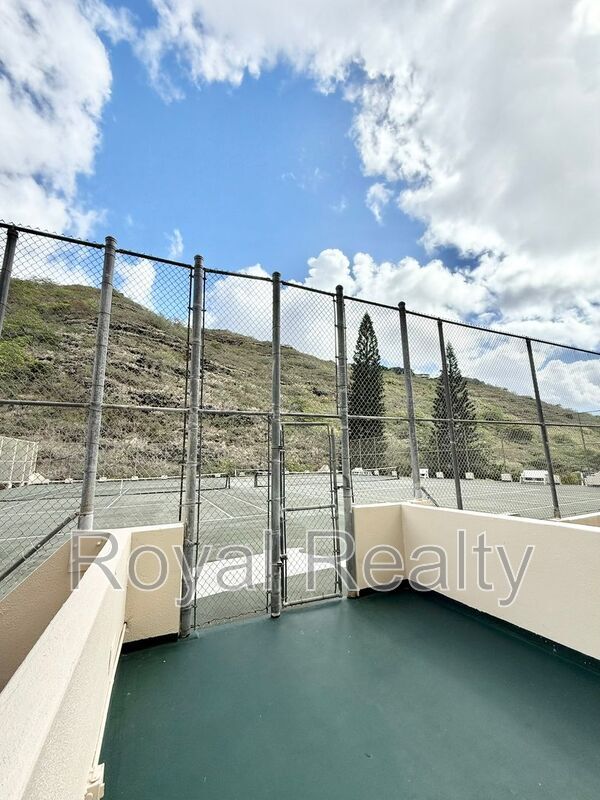 Building Photo - 555 Hahaione St