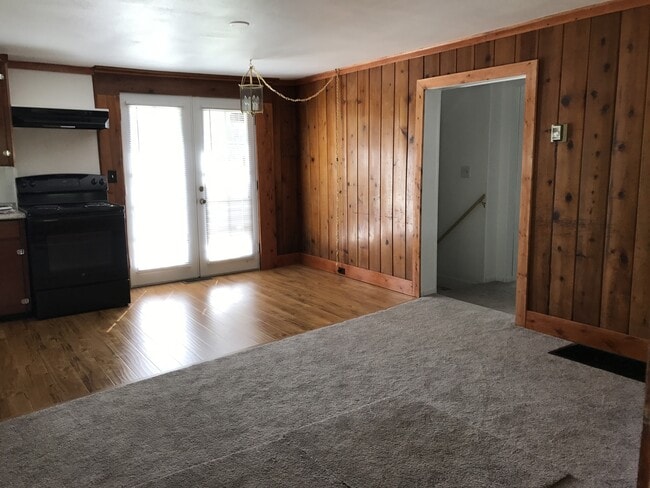 Building Photo - Log Home for Rent in North Pole!