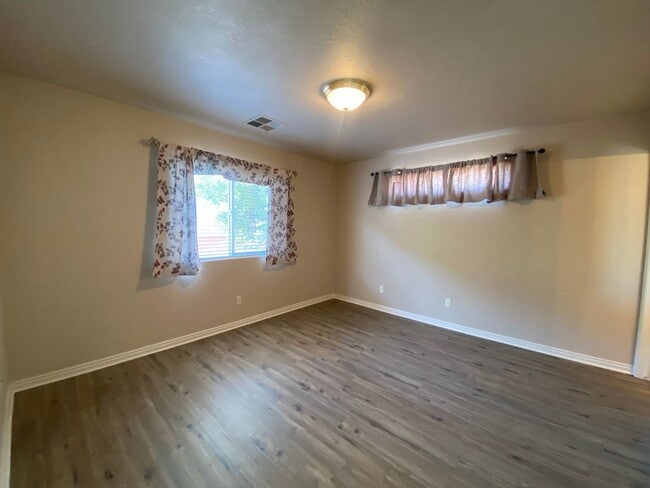 Building Photo - ADORABLE HOUSE FOR RENT IN HURRICANE