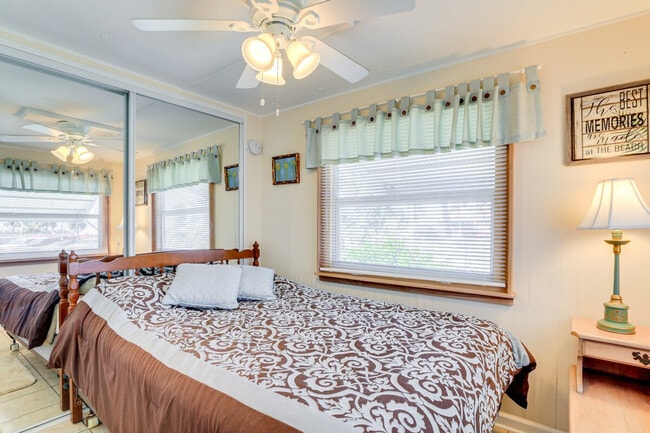 Building Photo - 670 N Green Cir