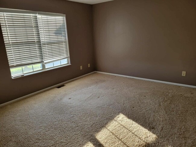 Building Photo - Two Bedroom Condo in BG