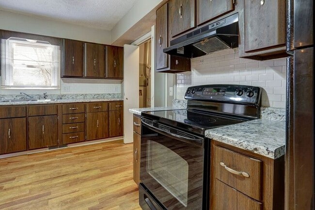 Building Photo - 731 W Greenwood St