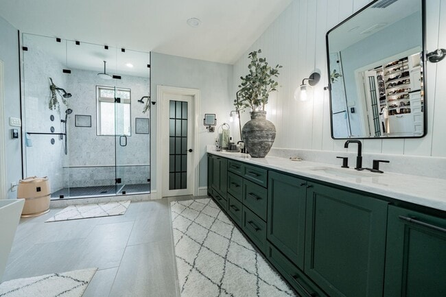 Building Photo - 5517 Longview St