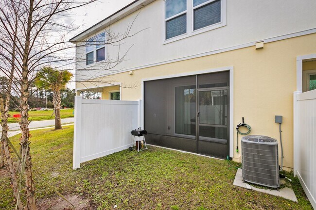 Building Photo - 2-Bedroom Townhome for Rent with Private En-Suite Baths & Screened Porch