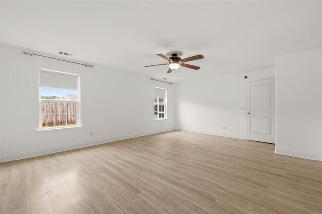 Building Photo - Spacious 5-Bedroom Home with Screened Patio & Private Fenced Yard in Guyton