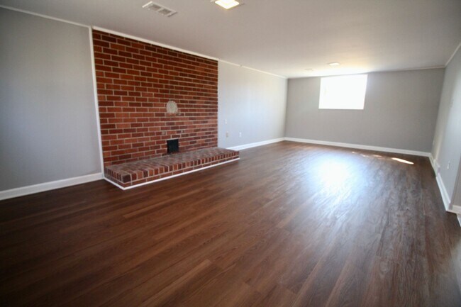 Building Photo - 2363 Wilshire St