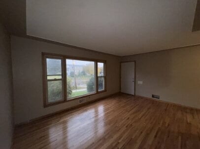 Building Photo - "Charming 2-Bed Gem with Hardwood Floors in Saint Paul's Vibrant South Side!"