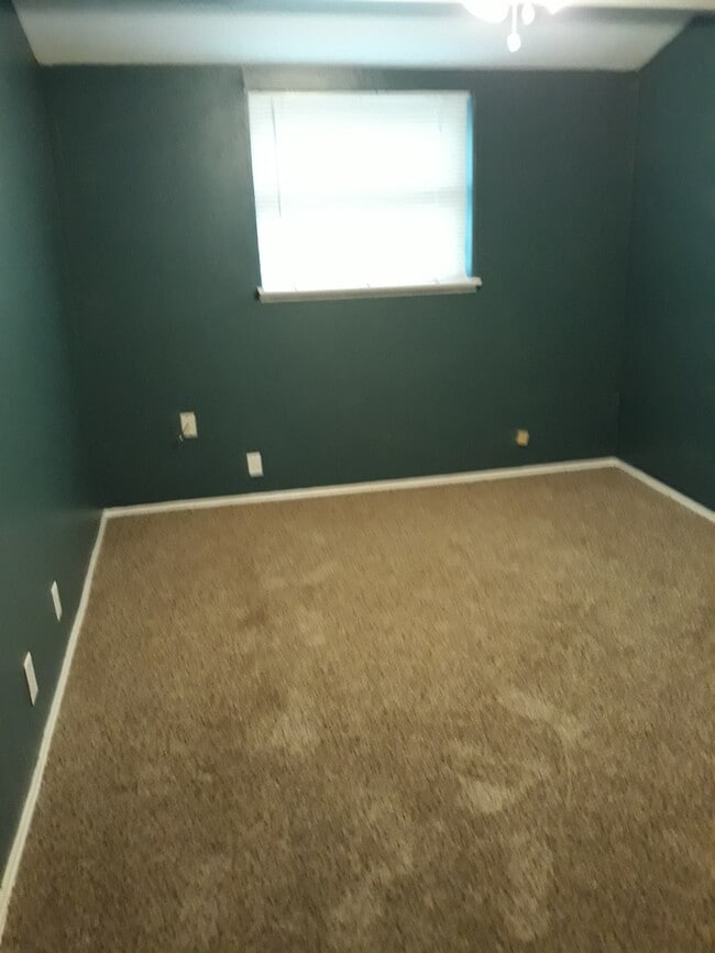 Building Photo - Cute Home Close to Restaurants and Shopping
