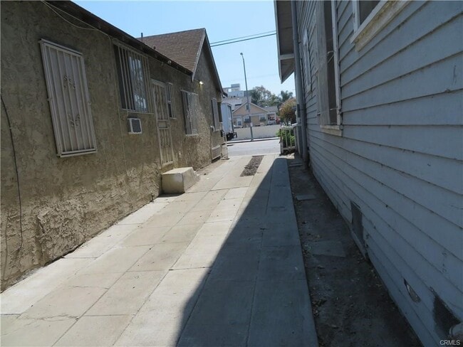 Building Photo - 3923 Normandie Ave