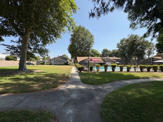 Building Photo - Centrally Located Redlands Townhome