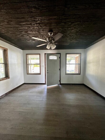 Building Photo - 310 N Florey Ave