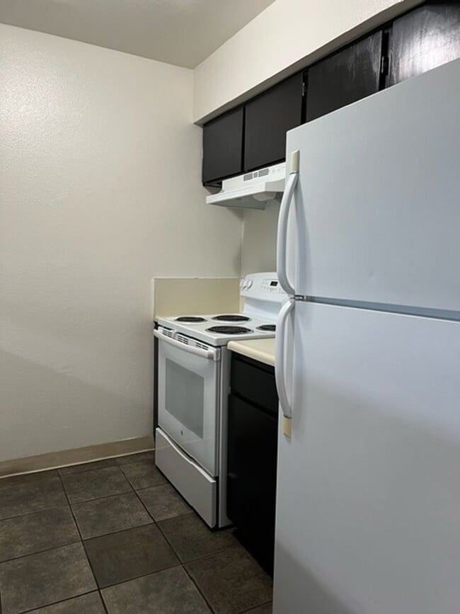 Building Photo - Charming Townhome