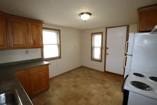 Building Photo - Large 2-Bed Upper Duplex