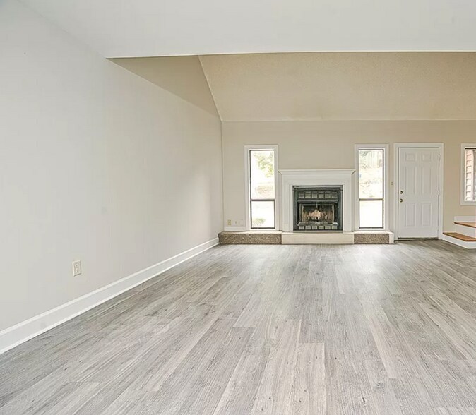 Primary Photo - 206 Rock Knoll Dr