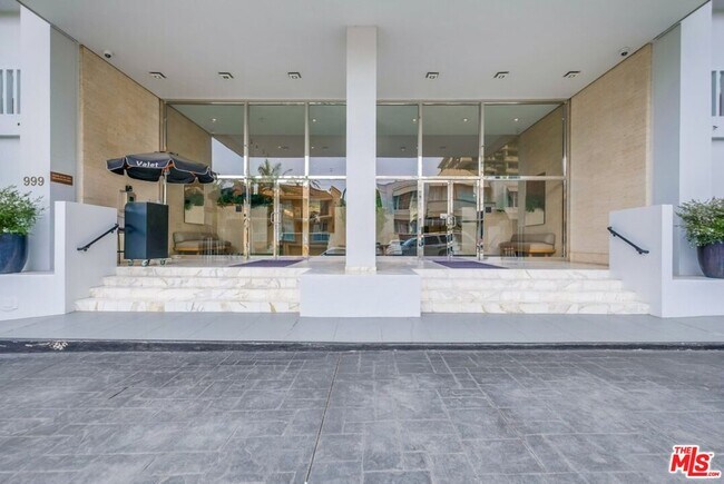 Building Photo - 999 N Doheny Dr