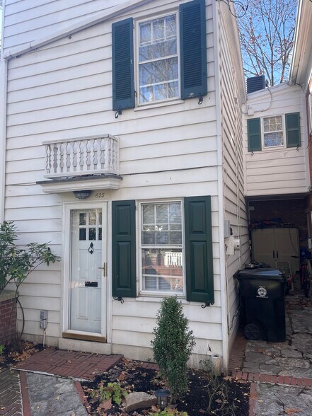 Building Photo - 635 S Front St