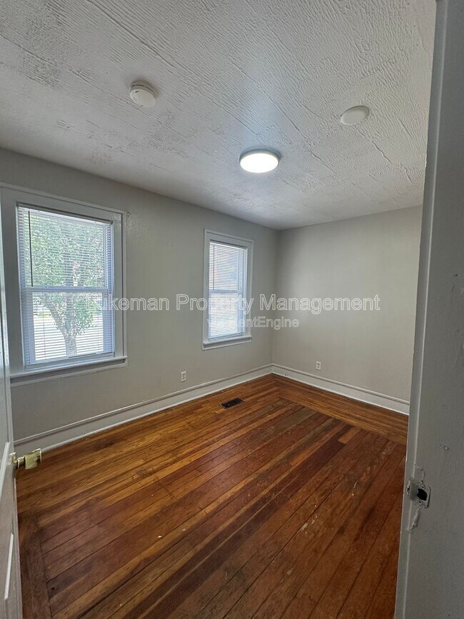 Building Photo - 1512 S Burdick St