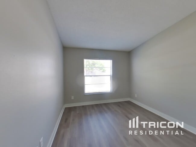Building Photo - 1020 Red Oak Cir