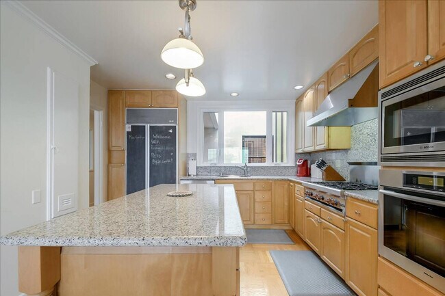 Building Photo - 1021 Greenwich St