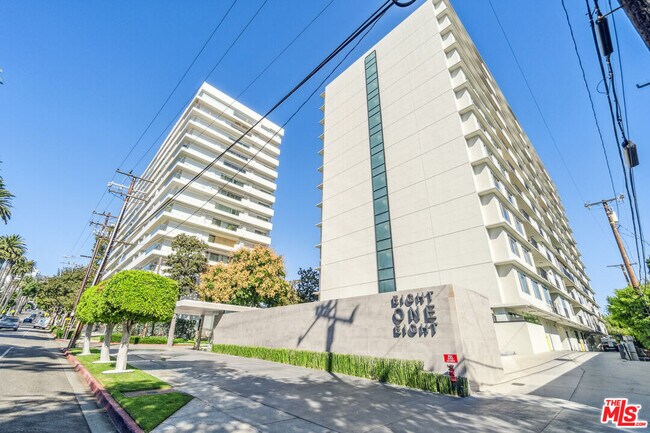 Building Photo - 818 N Doheny Dr