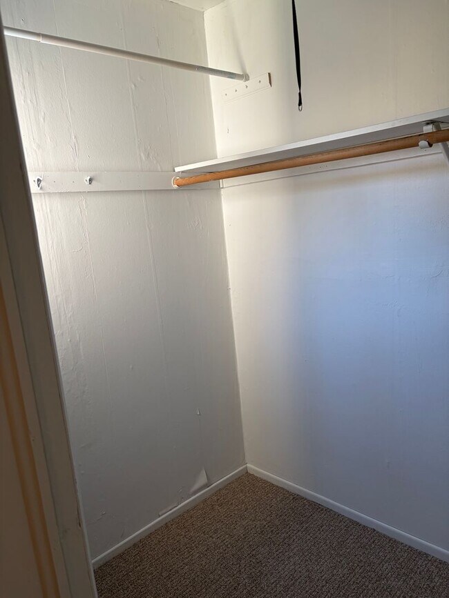 Building Photo - Newly Remodeled Two Bedroom with Sun Room!