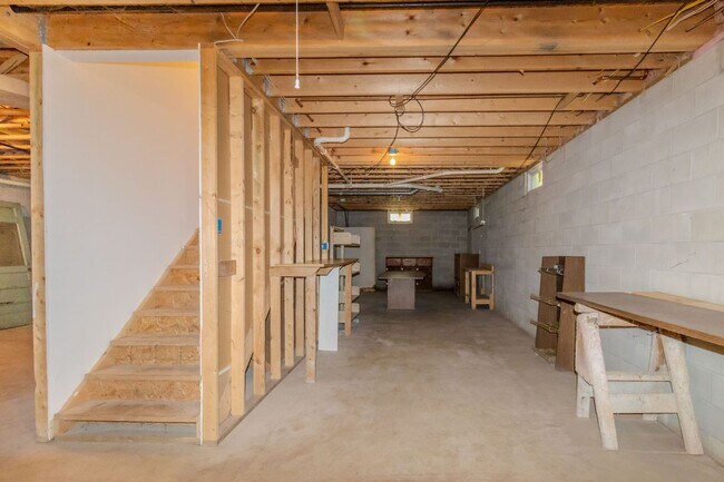 Building Photo - Empire Hilltop Retreat
