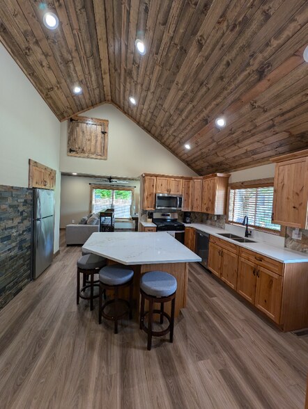 Building Photo - 605 Vincent Rd