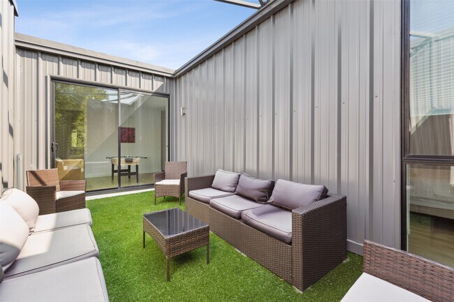 Building Photo - 4305 Roseland Ave