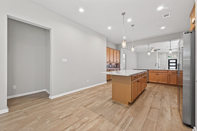 Building Photo - 516 Shine Ct