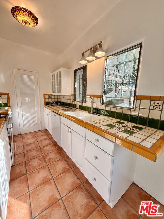 Building Photo - 2166 Beachwood Terrace