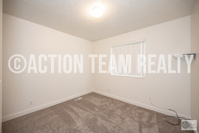 Building Photo - Newly Remodeled Duplex in Cottonwood Heights!