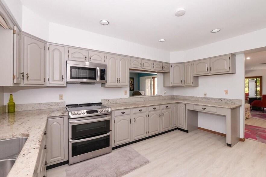 Building Photo - 3001 Conifer Dr
