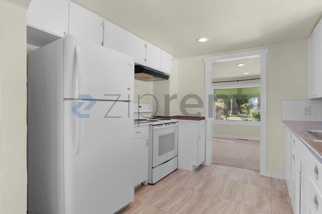 Building Photo - 5526 S Avon St