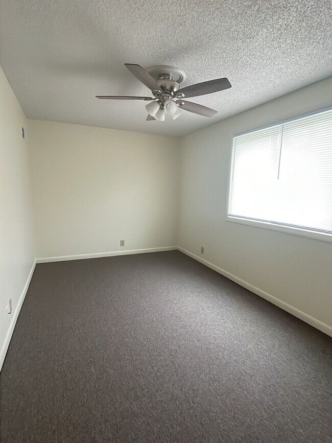 Building Photo - 2 Bedroom in Historical Gallatin!