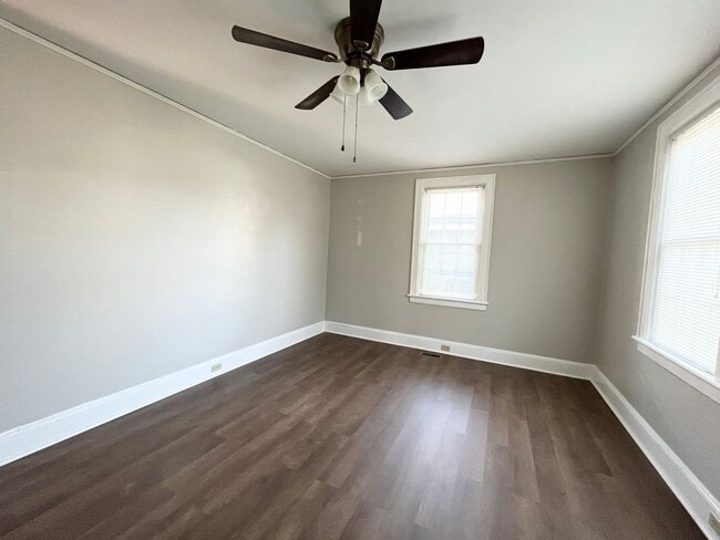 Building Photo - 905 Maple St