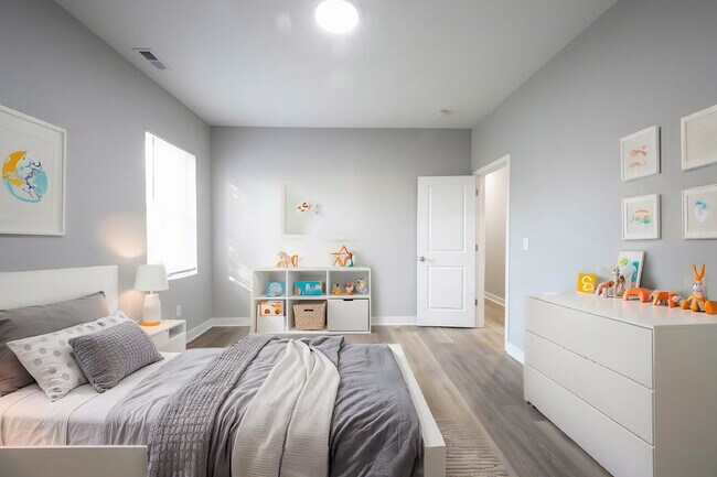 Building Photo - "Spacious & Modern 3-Bedroom Duplex on Nor...