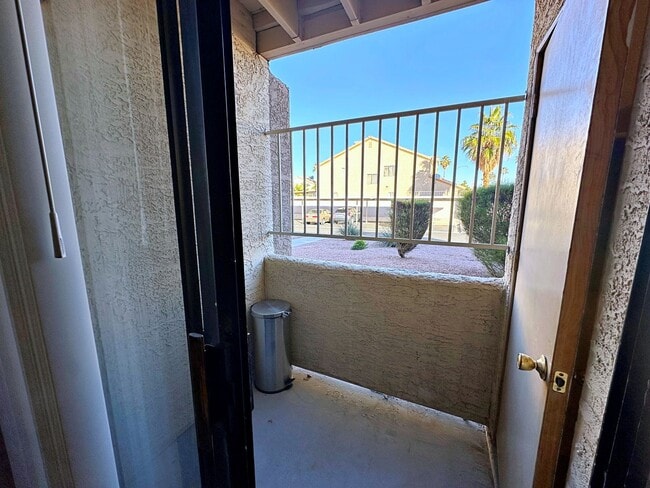 Building Photo - 1 MONTH FREE***REMODELED 2 BEDROOM DOWNSTAIRS CONDO IN GATED COMMUNITY