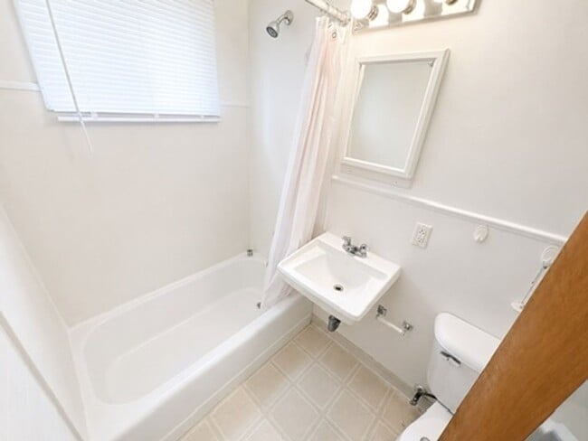 Interior Photo - 907SE