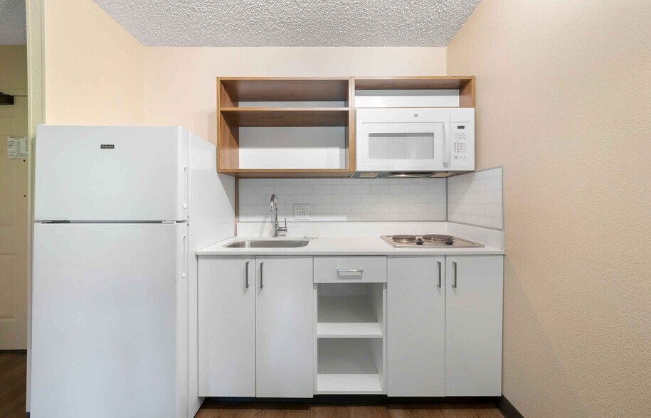 Building Photo - Furnished Studio-Miami - Airport - Miami Springs