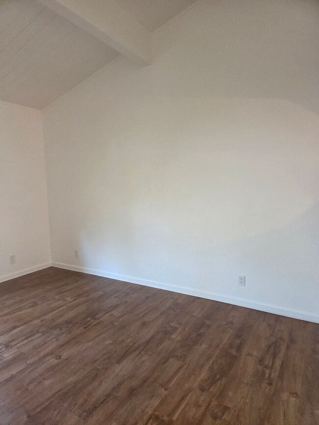 Building Photo - 3-Bedroom Condo Near Columbia Jr. College