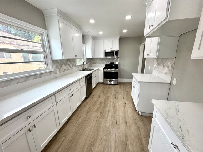 Building Photo - Charming 2 Bedroom Home Near Olivedale Par...