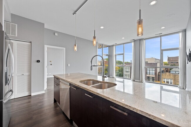 Building Photo - 1550 W Cornelia Ave