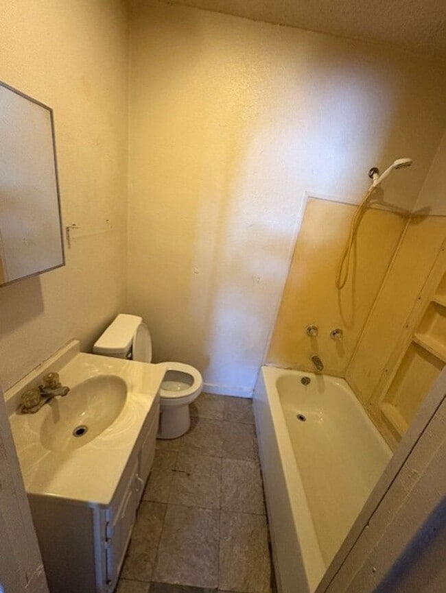 Building Photo - 709 Grape St