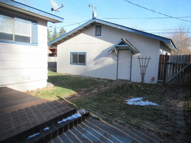 Building Photo - 3 bedroom home with detached 2 car Garage