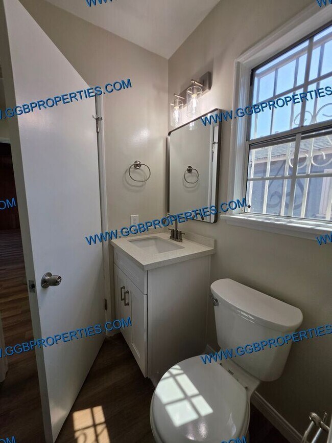 Building Photo - Gorgeous Turnkey 4 BD / 2.5 BA Home in Hawthorne