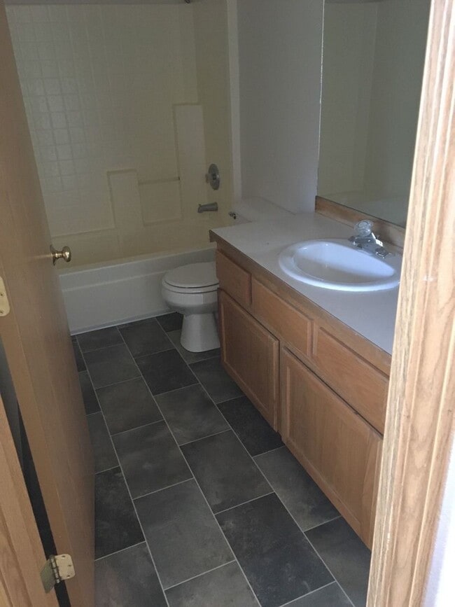 Building Photo - 2 Bedroom Townhome in SW Redmond!