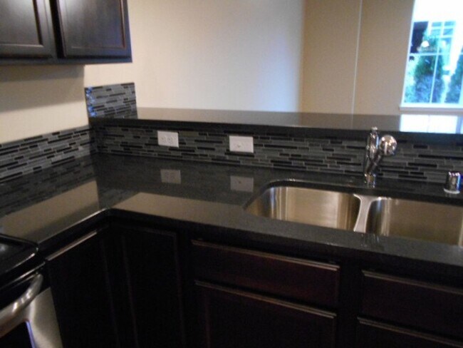 Building Photo - 3 bedroom, 2.5 bath, Townhome Mill Creek $...